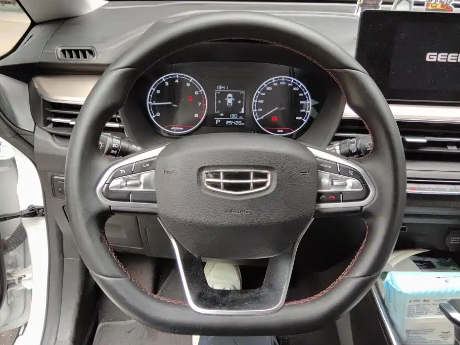 Фото 15 - Geely Vision X3