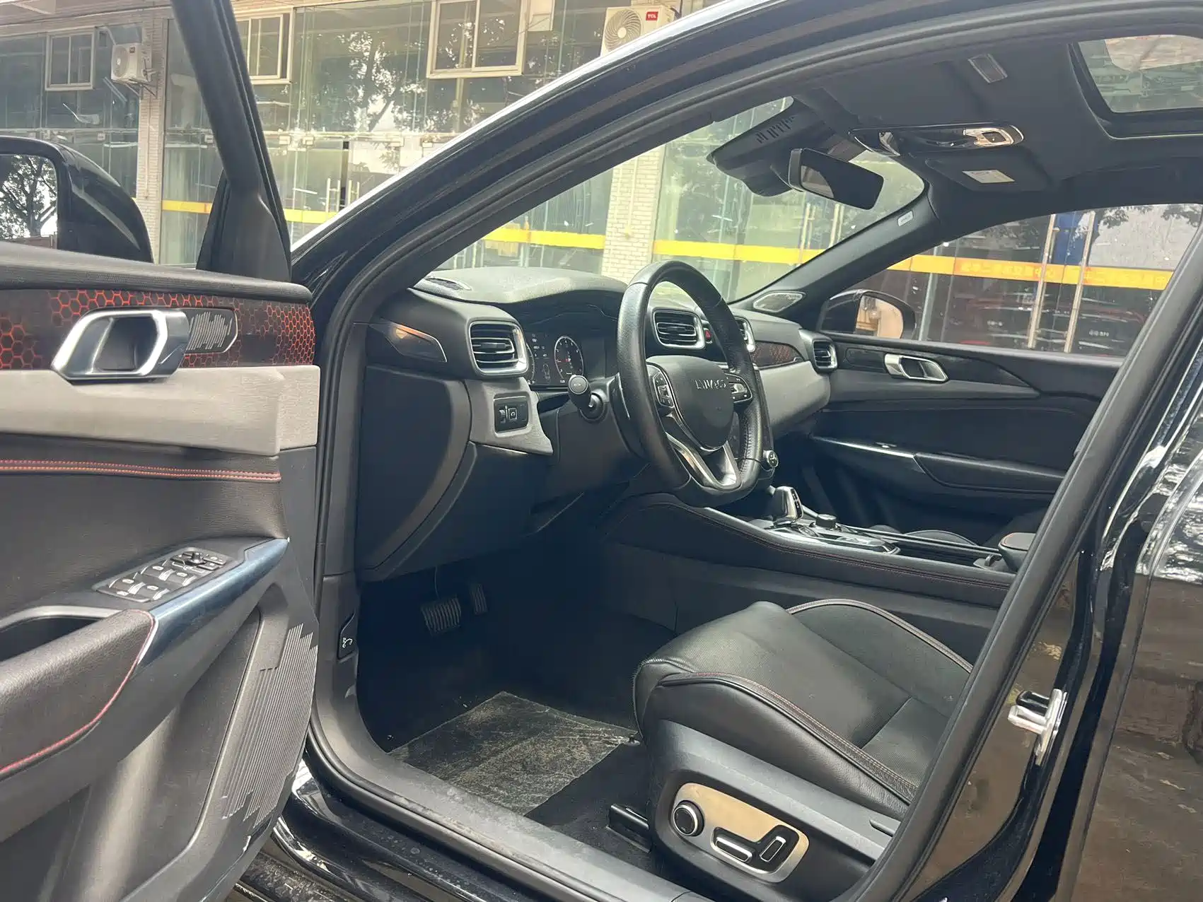 Photo 4 - Lynk & Co 03