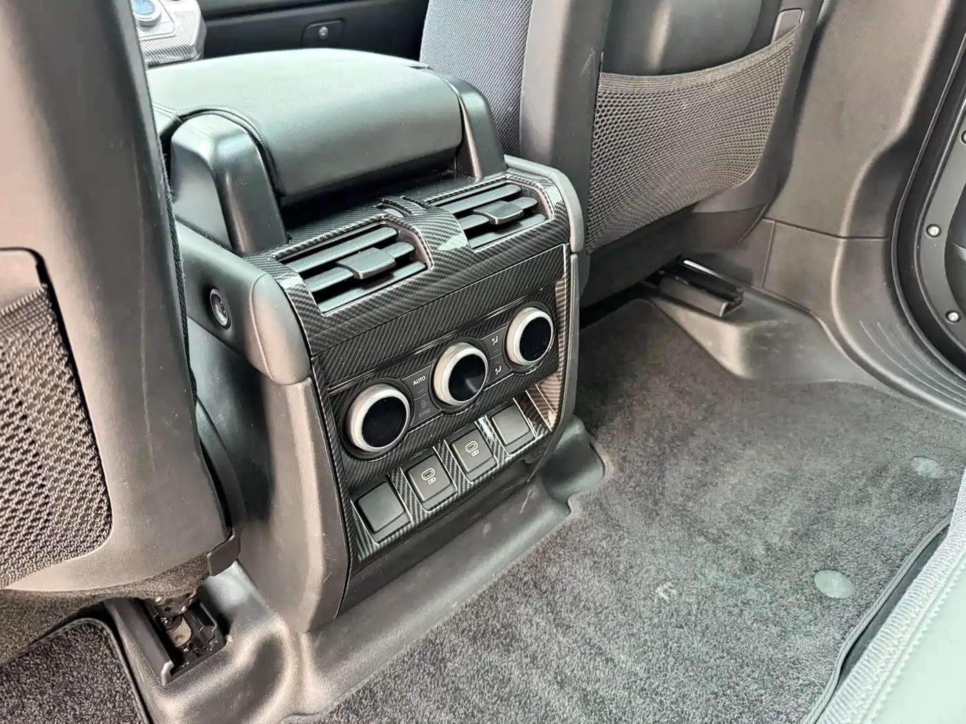 Land Rover Defender 2025 110 3.0T P400 X фото 17