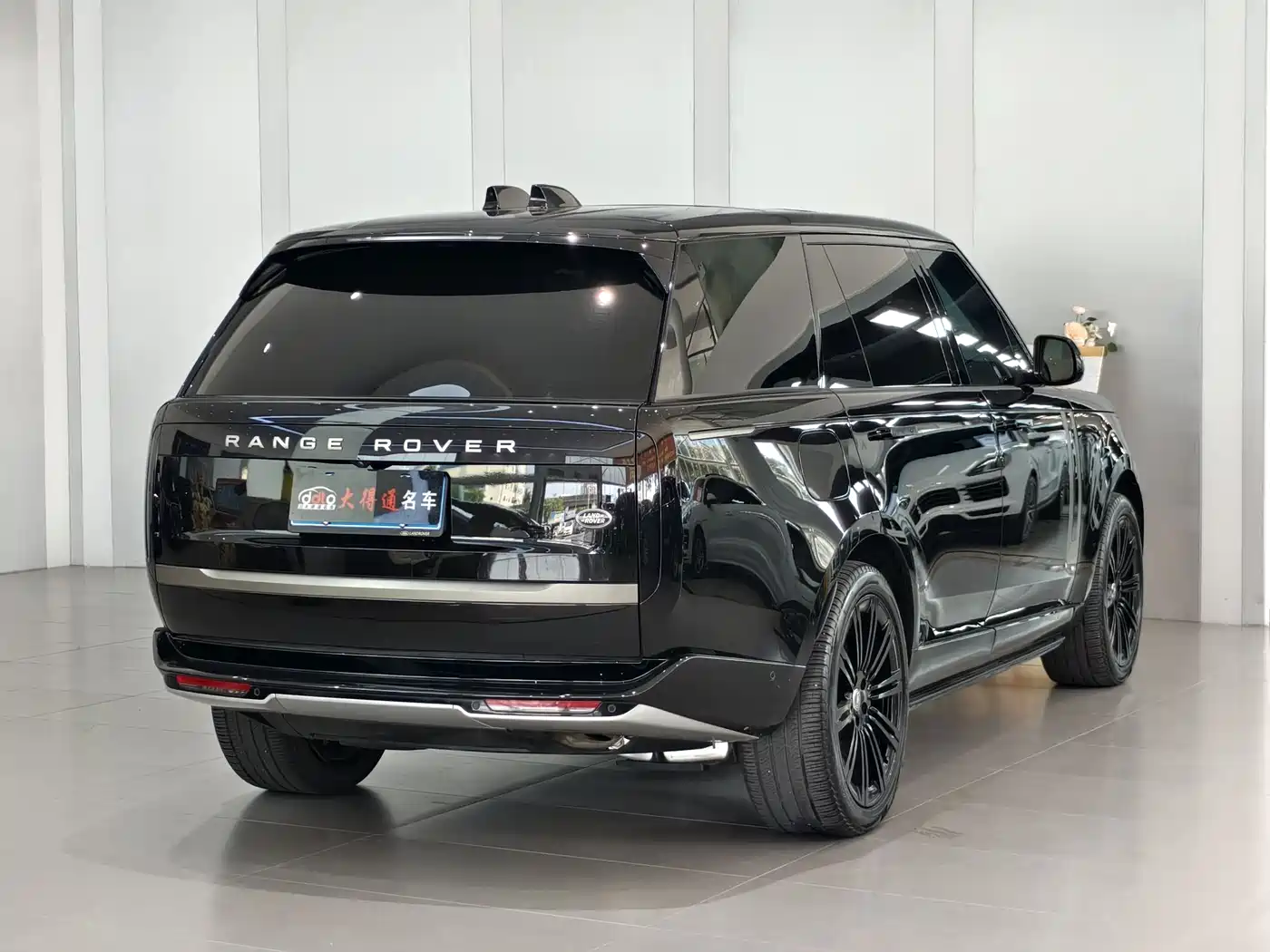 Land Rover Range Rover 2025 3.0 L6 400PS Flourishing Era Extended Wheelbase 7-Seater фото 3
