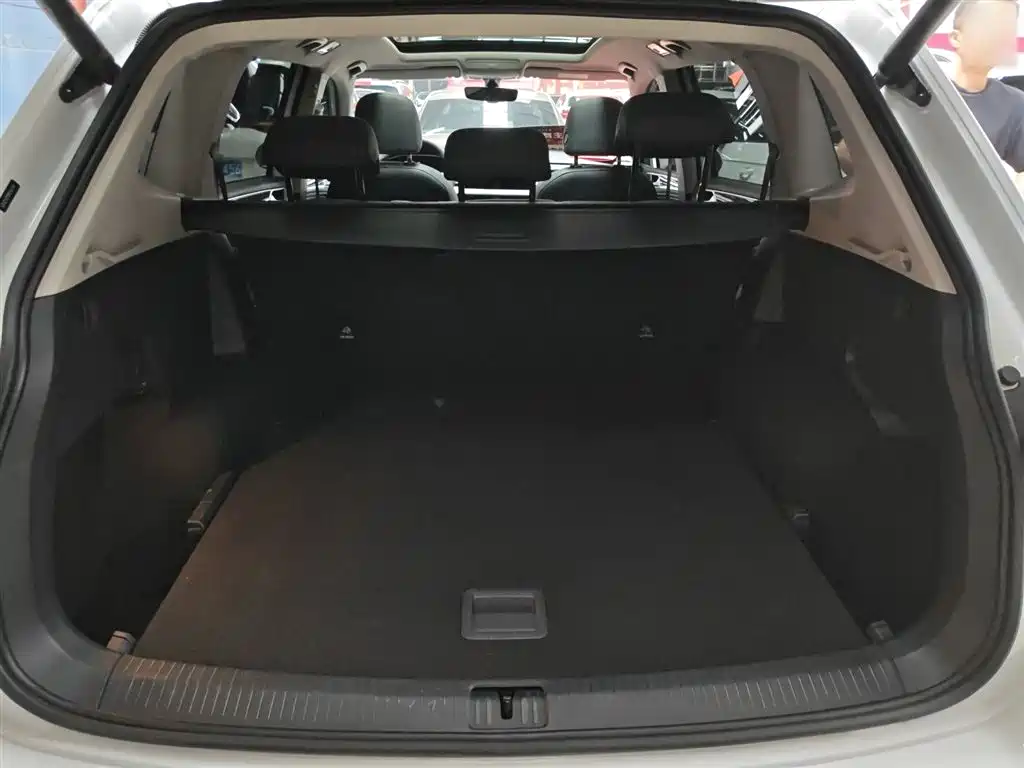 Volkswagen Tiguan L 2024 330TSI Automatic 2WD R-Line Premium Enjoyment Edition фото 14