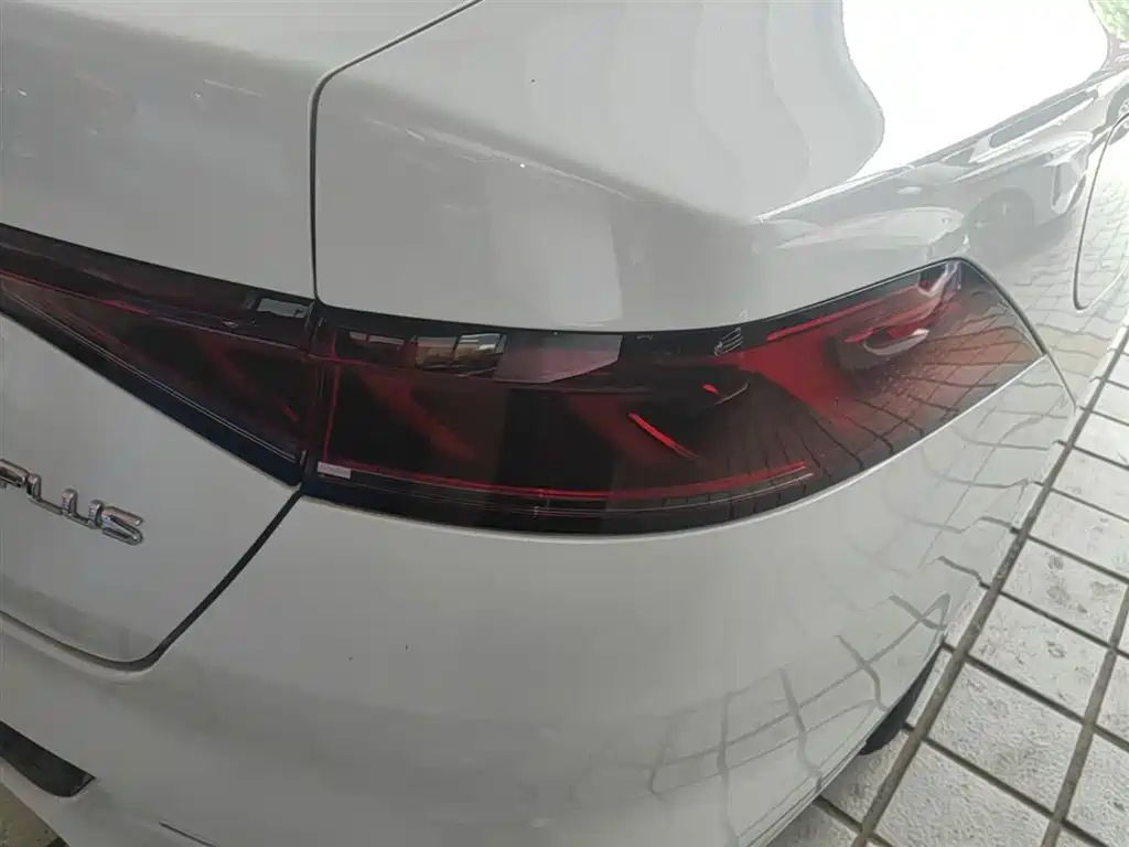 BYD Qin PLUS 2024 Glory Edition DM-i 55KM Leading фото 8