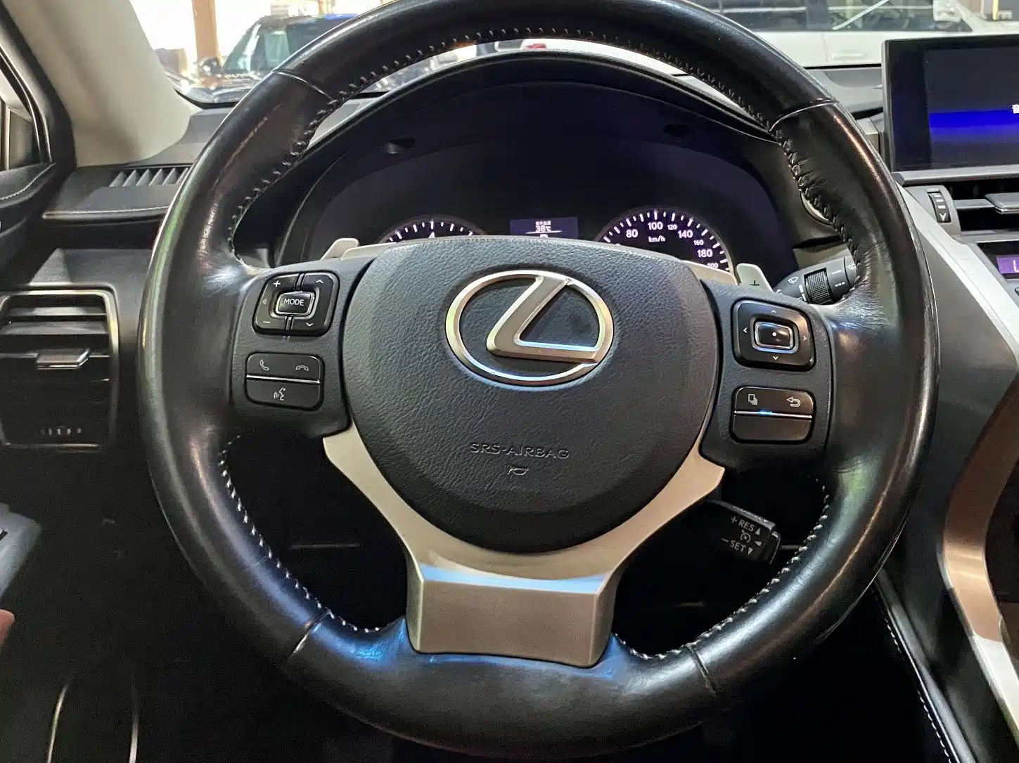 Фото 19 - Lexus NX