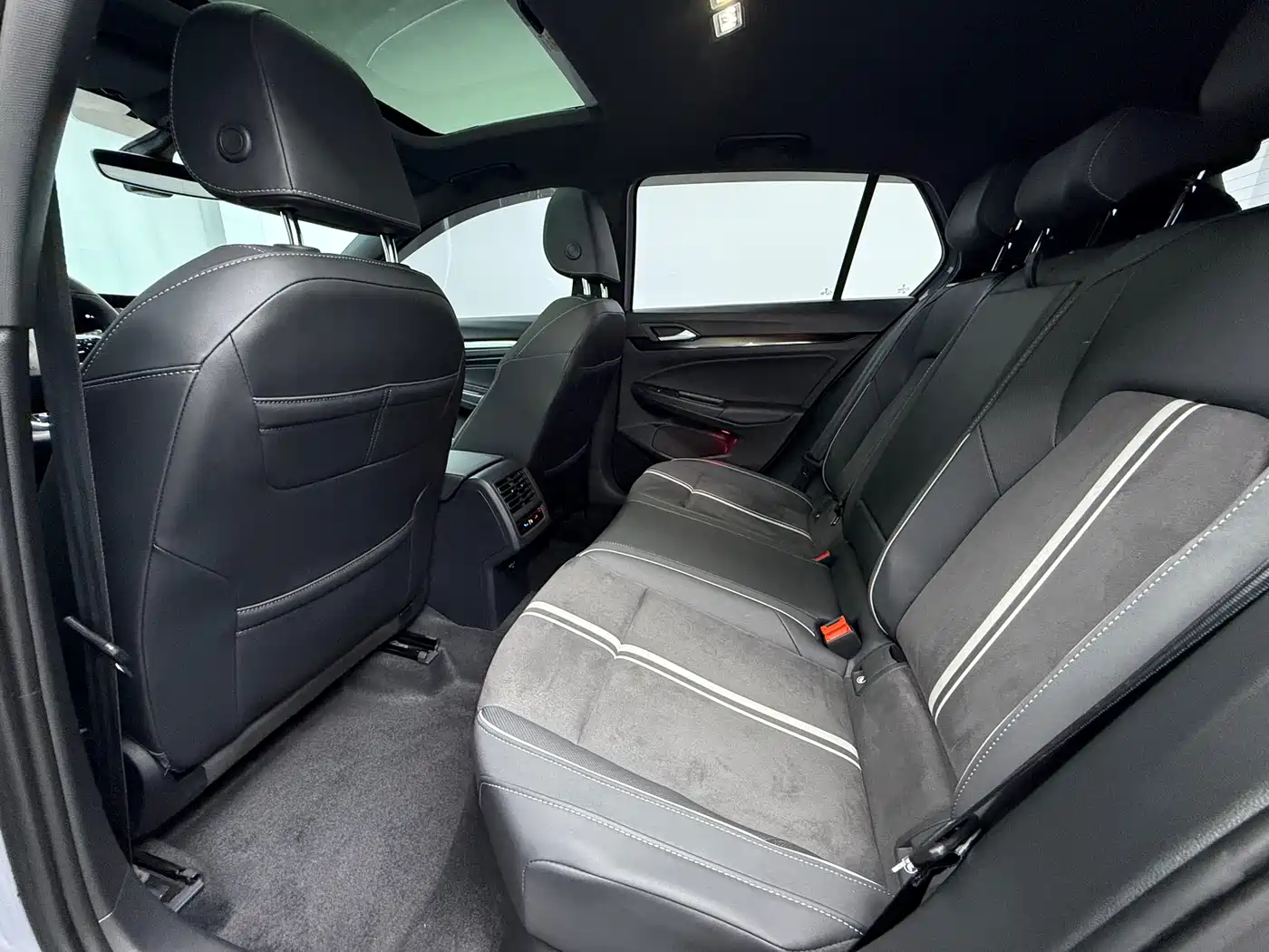 Volkswagen Golf 2023 280TSI DSG R-Line Lite фото 9