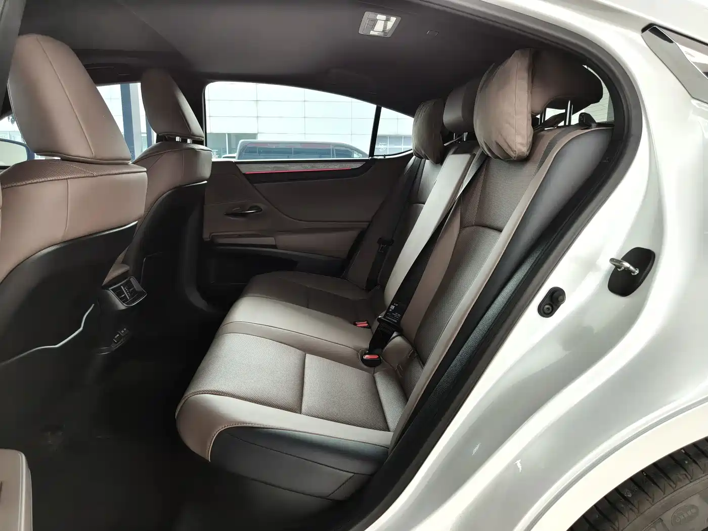 Lexus ES 2026 2025 300h Ultimate Edition