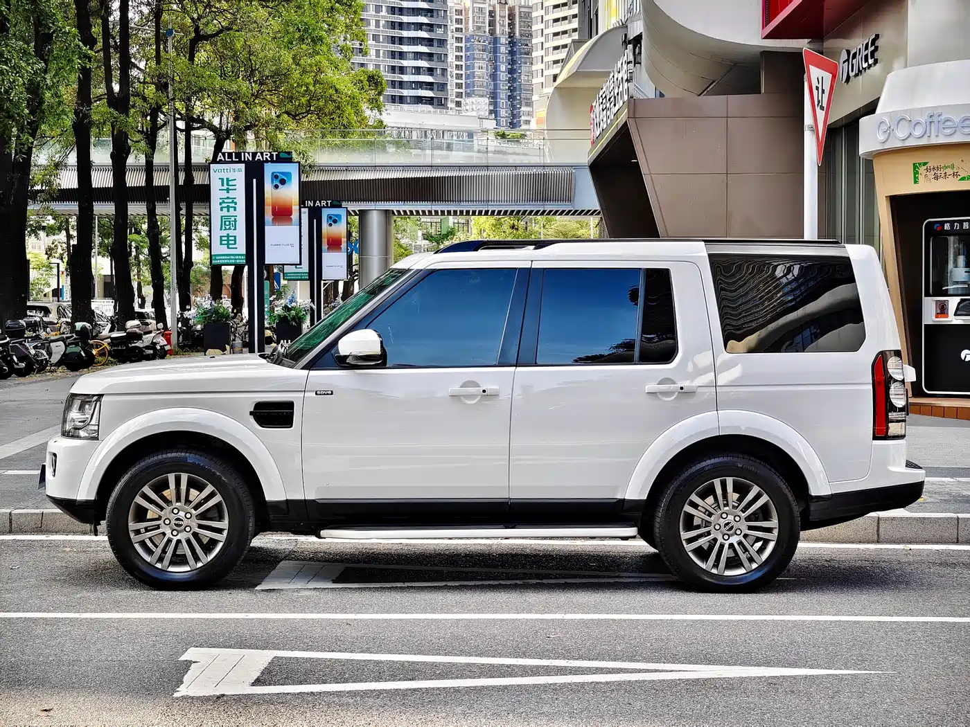 Land Rover Discovery 2014 3.0 SDV6 HSE Diesel фото 3