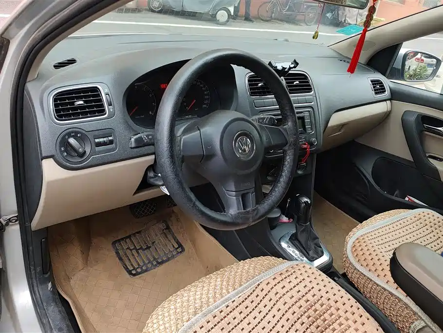 Volkswagen Polo 2013 1.4L Automatic Comfort Edition фото 12