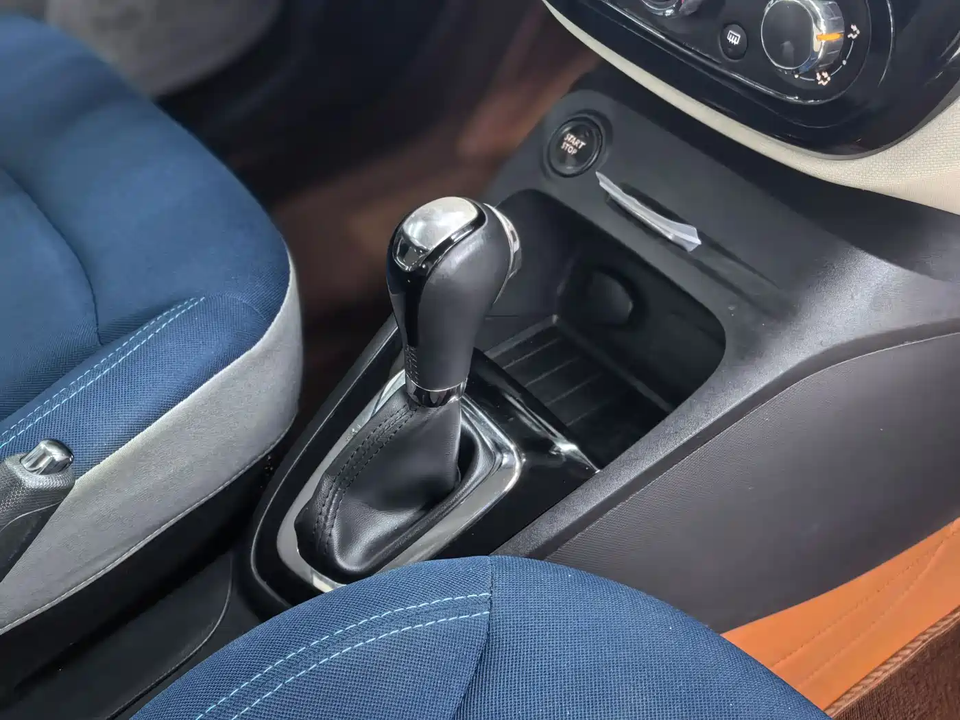 Renault Captur 2015 2015 Model 1.2T Automatic Standard Edition