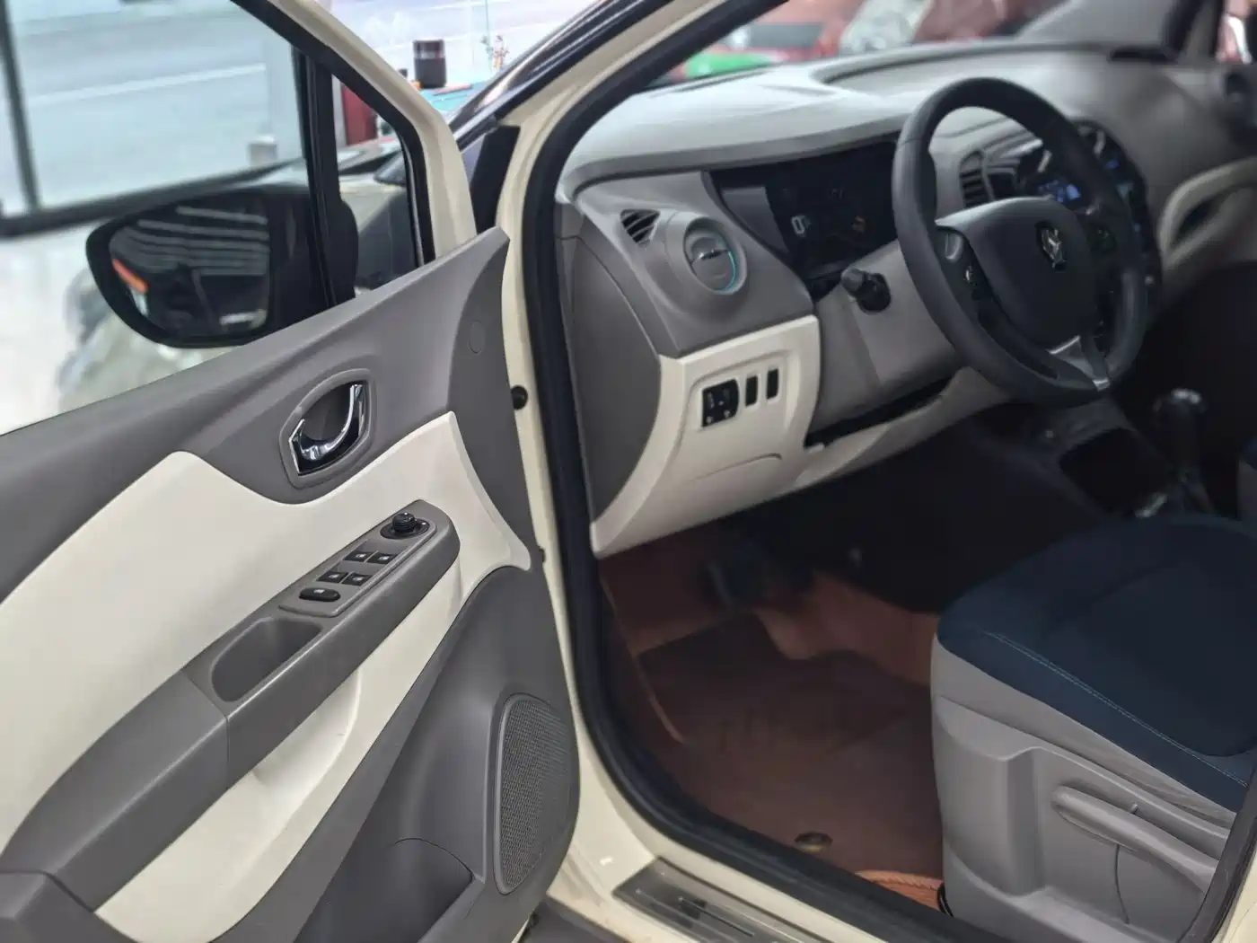Renault Captur 2015 2015 Model 1.2T Automatic Standard Edition
