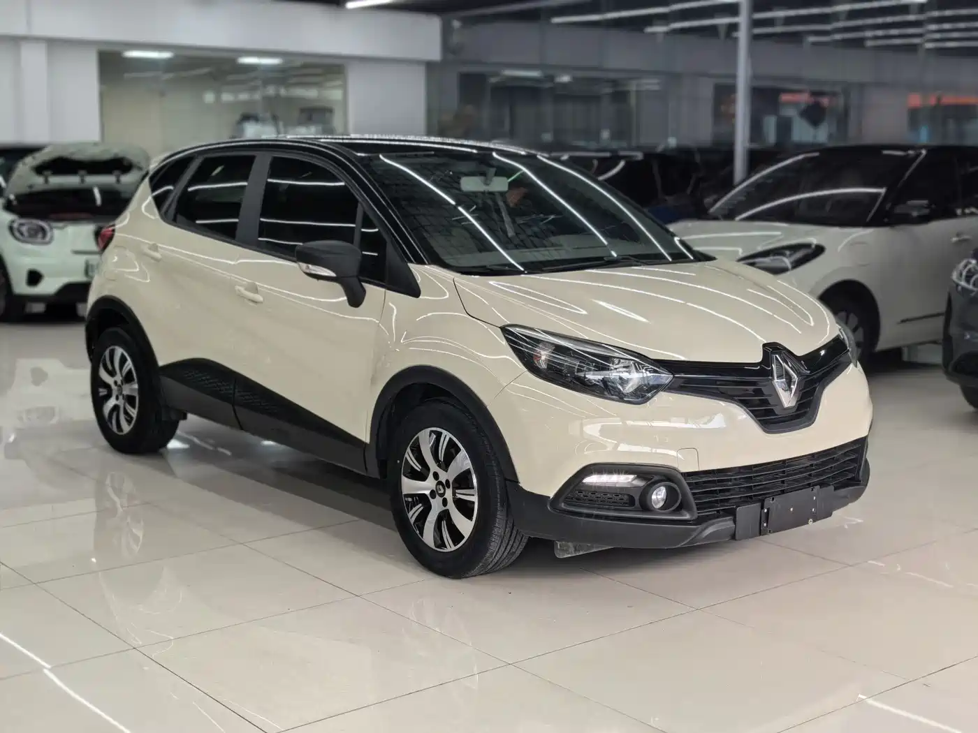 Renault Captur 2015 2015 Model 1.2T Automatic Standard Edition