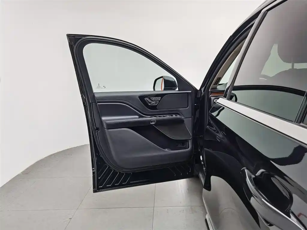 Lincoln Aviator 2023 3.0T V6 AWD Premium Cruise Edition 6-Seater фото 8