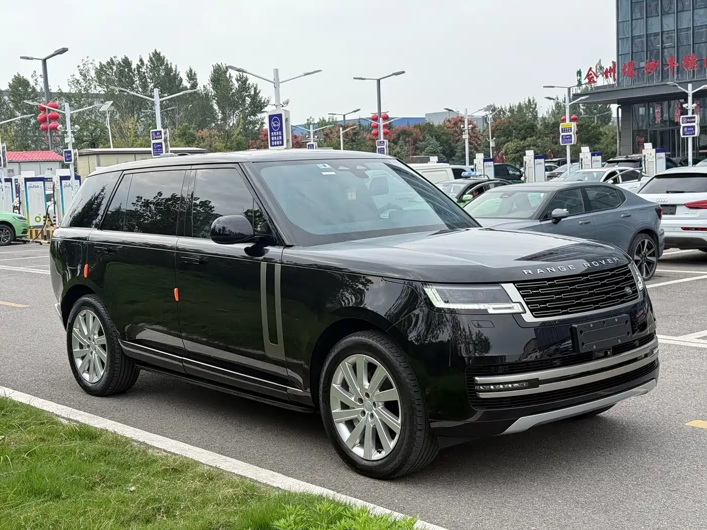Land Rover Range Rover 2025 2025 3.0 L6 400PS Flourishing Era Extended Wheelbase