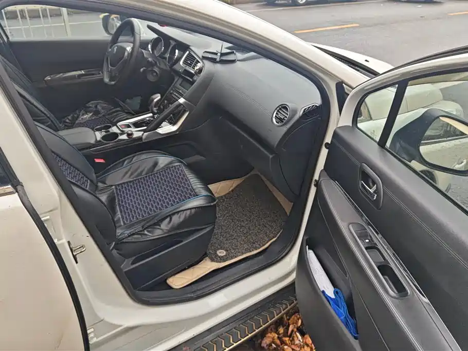 Peugeot 3008 2015 2.0L Automatic Classic Edition фото 8