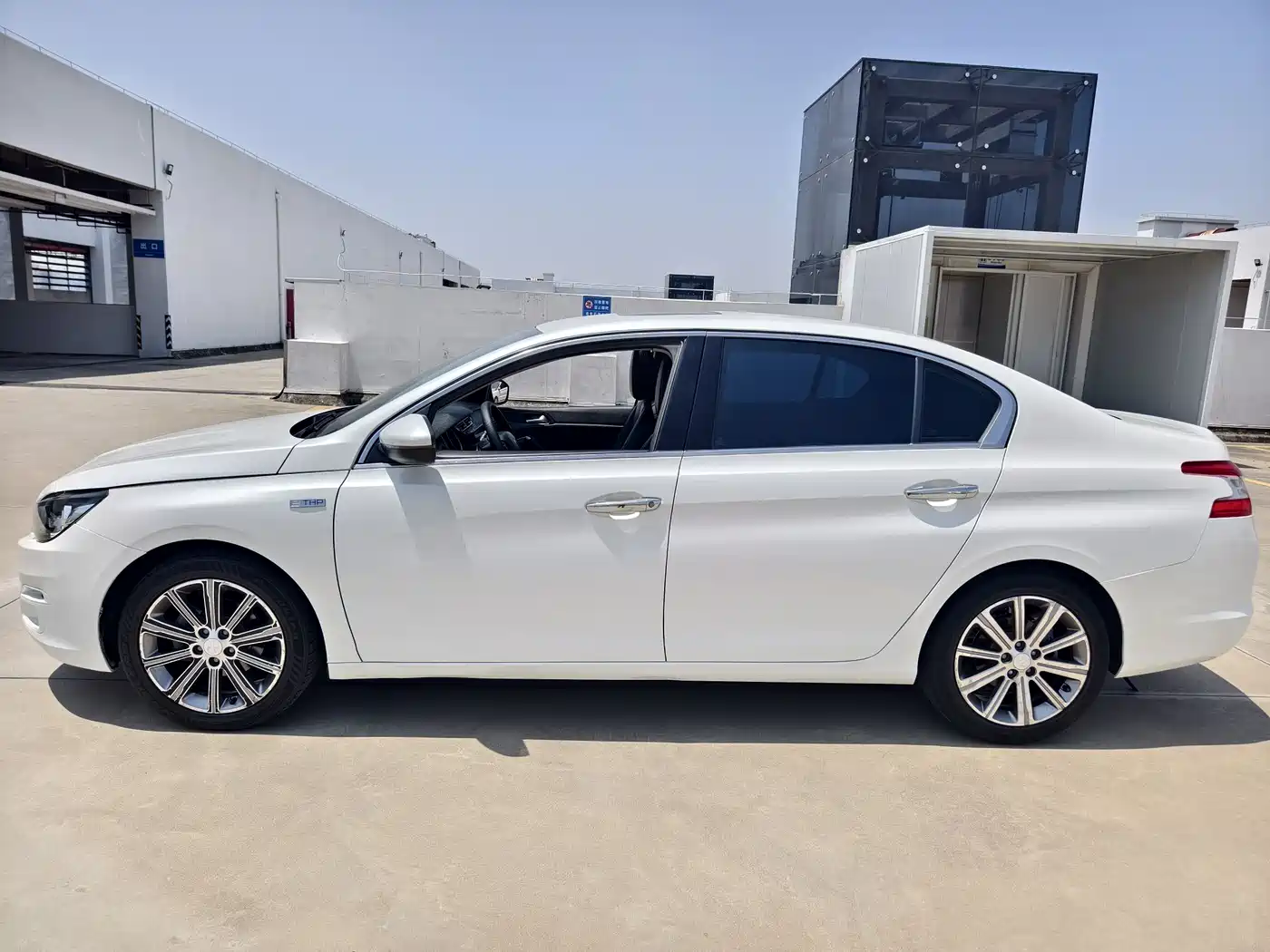 Peugeot 408 2015 Model 1.2T Automatic Luxury Edition фото 3