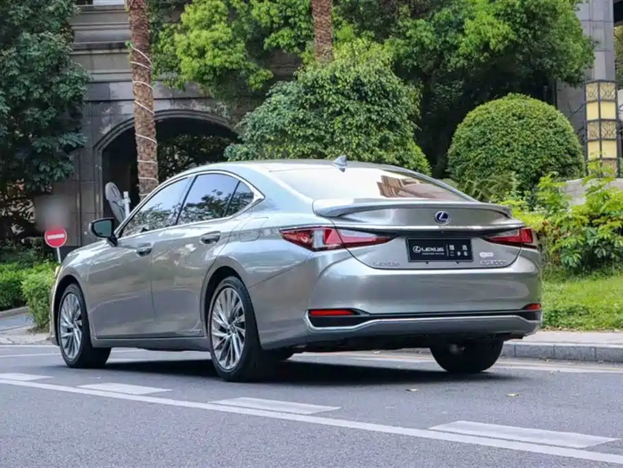 Lexus ES 2021 300h Executive Edition фото 13