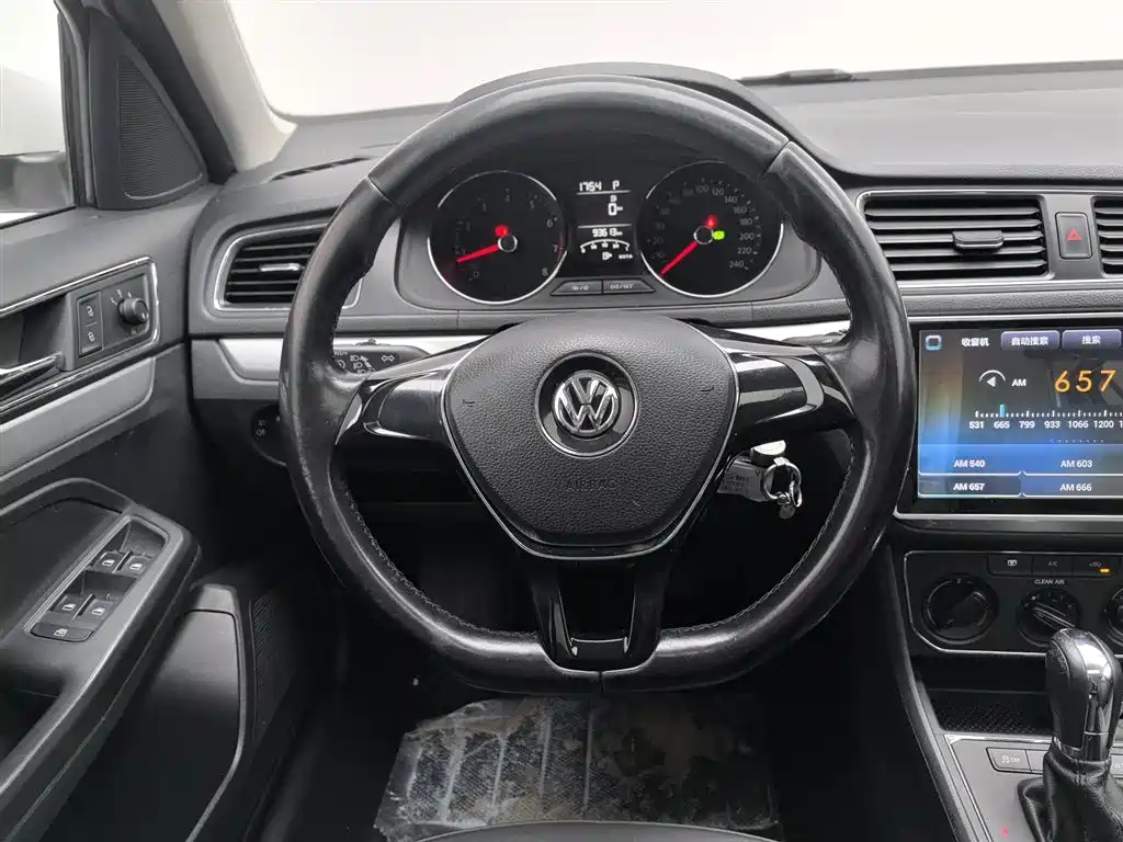 Volkswagen Lavida Tour 2015 1.6L Automatic Comfort Edition фото 11
