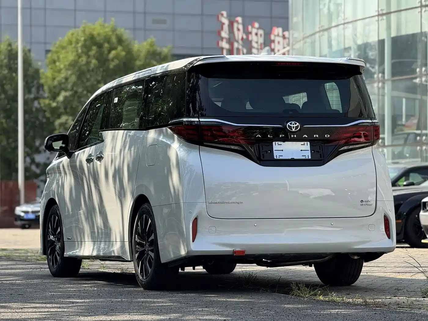 Toyota Alphard 2025 Hybrid 2.5L Ultimate Gold Edition фото 6