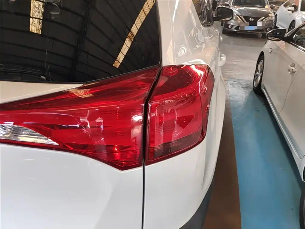 Toyota RAV4 Rongfang 2015 2.0L CVT 2WD Trend Edition фото 8