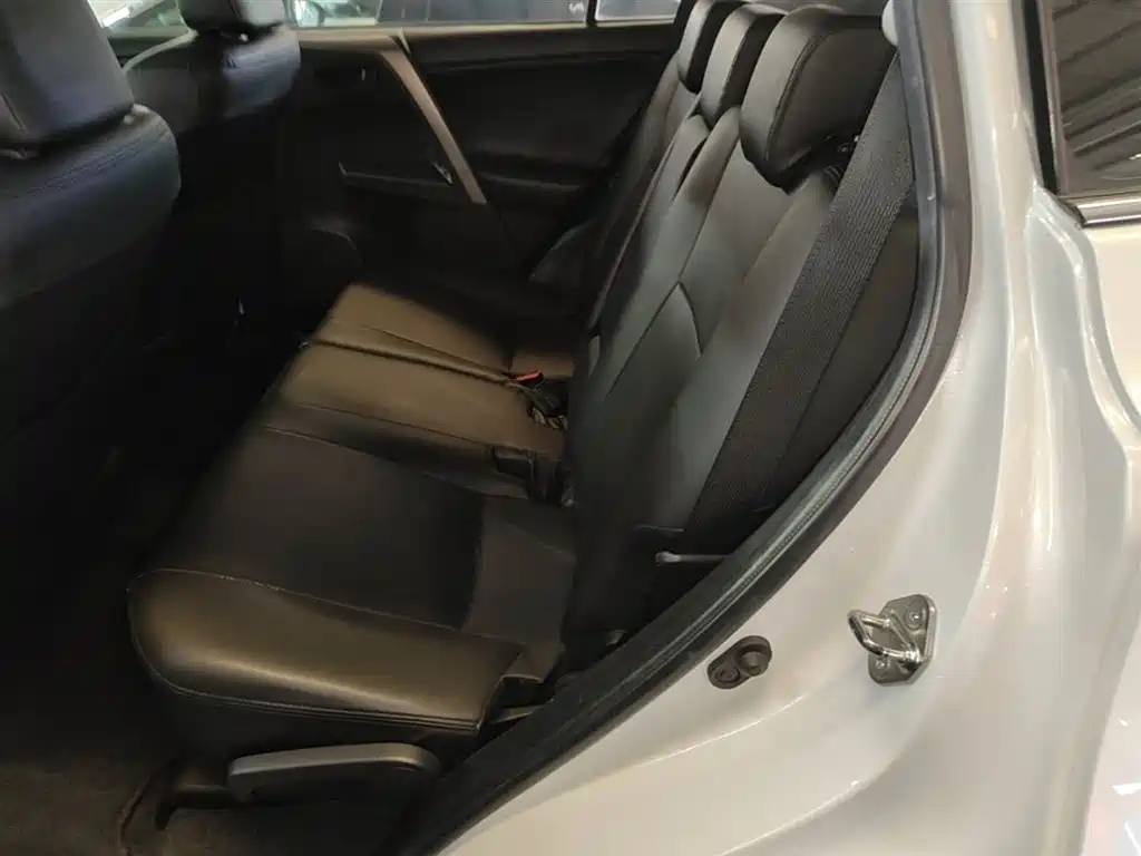 Toyota RAV4 Rongfang 2015 2.0L CVT 2WD Trend Edition фото 17