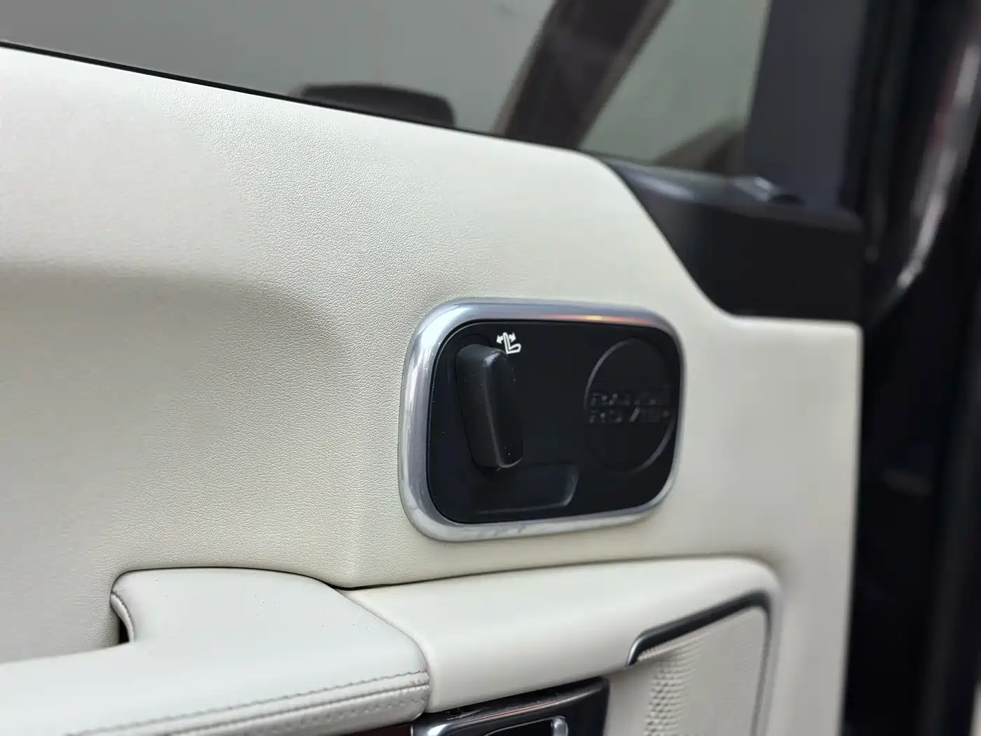 Land Rover Range Rover 2011 5.0 SC V8 фото 22