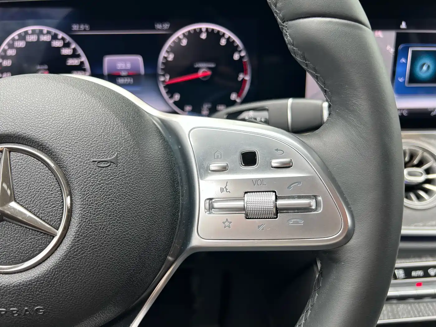 Mercedes-Benz CLS 2018 CLS 300 Luxury фото 36