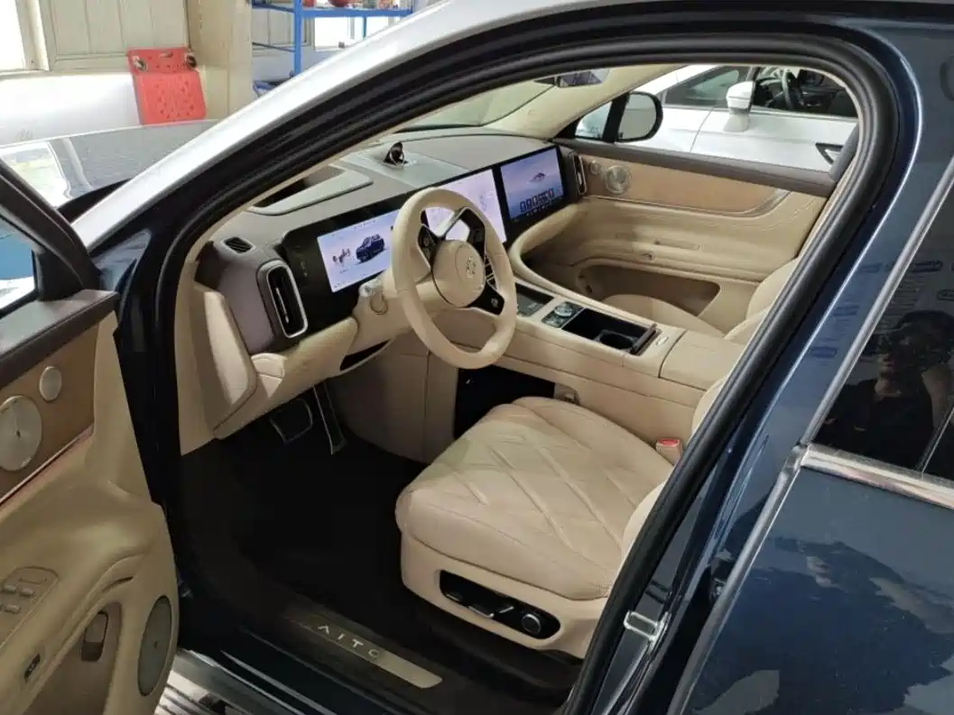 AITO Wenjie AITO M9 2025 Extended Range Ultra 52kWh 6-Seater фото 4