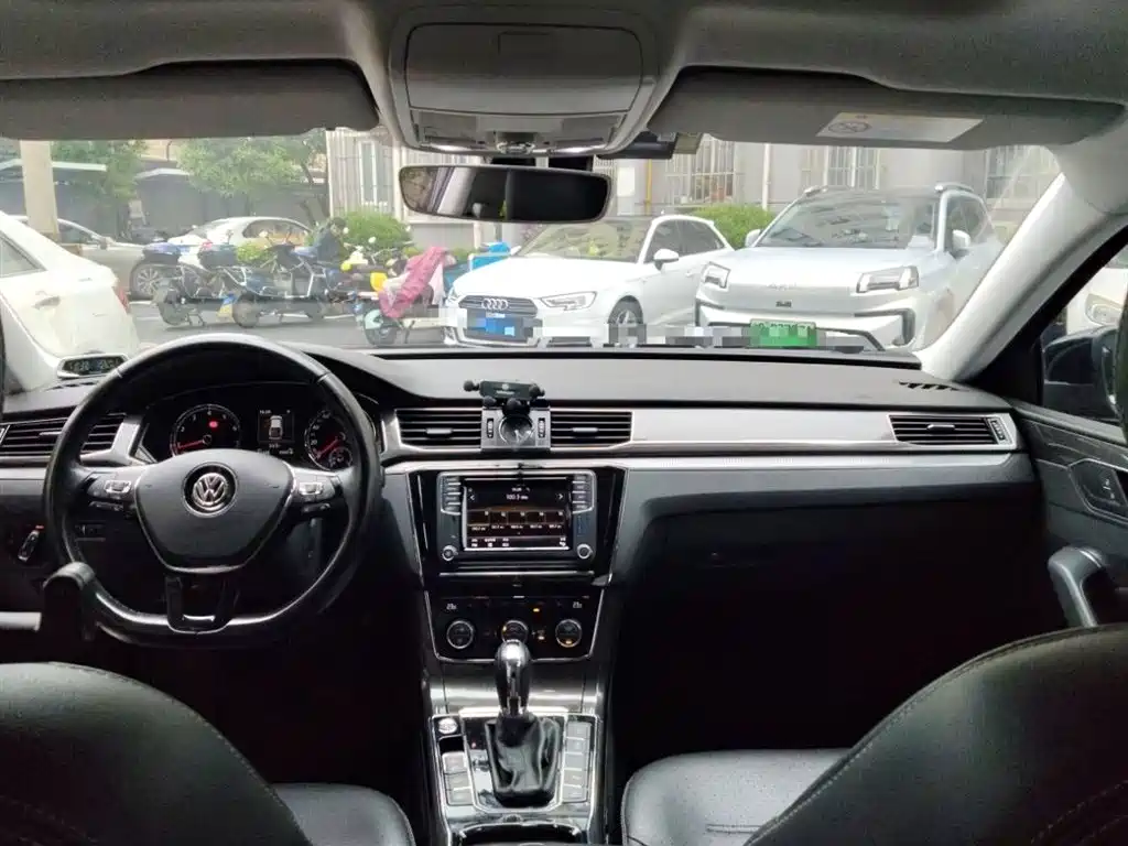 Volkswagen Passat 2017 330TSI DSG Luxury фото 13