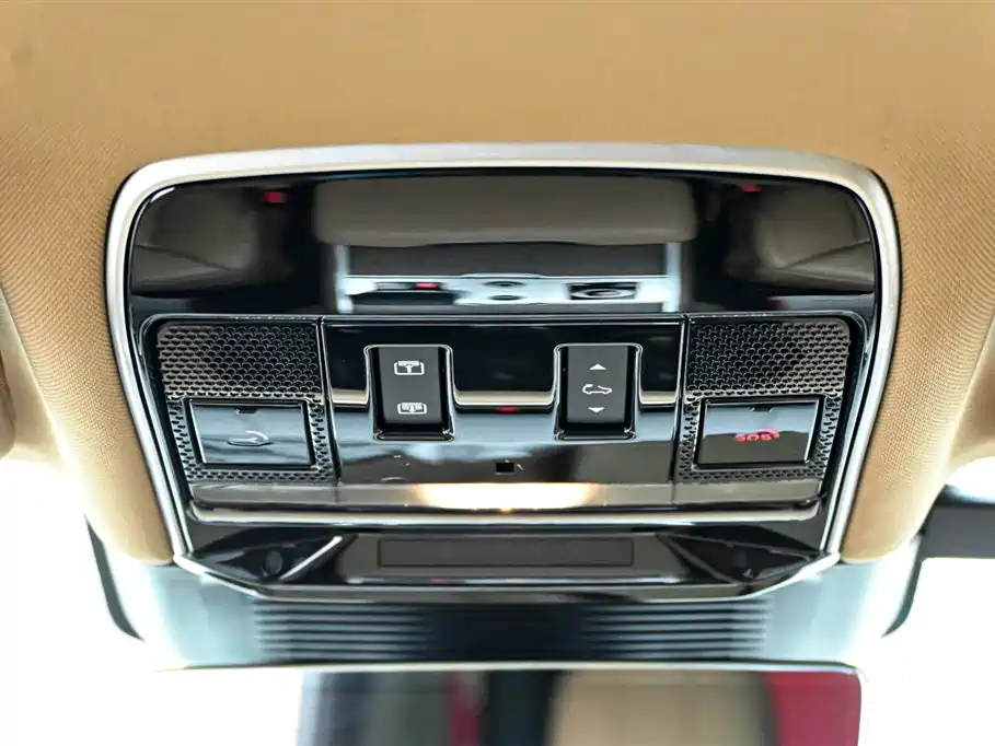 Land Rover Range Rover 2023 3.0 L6 360PS Golden Age Edition фото 32