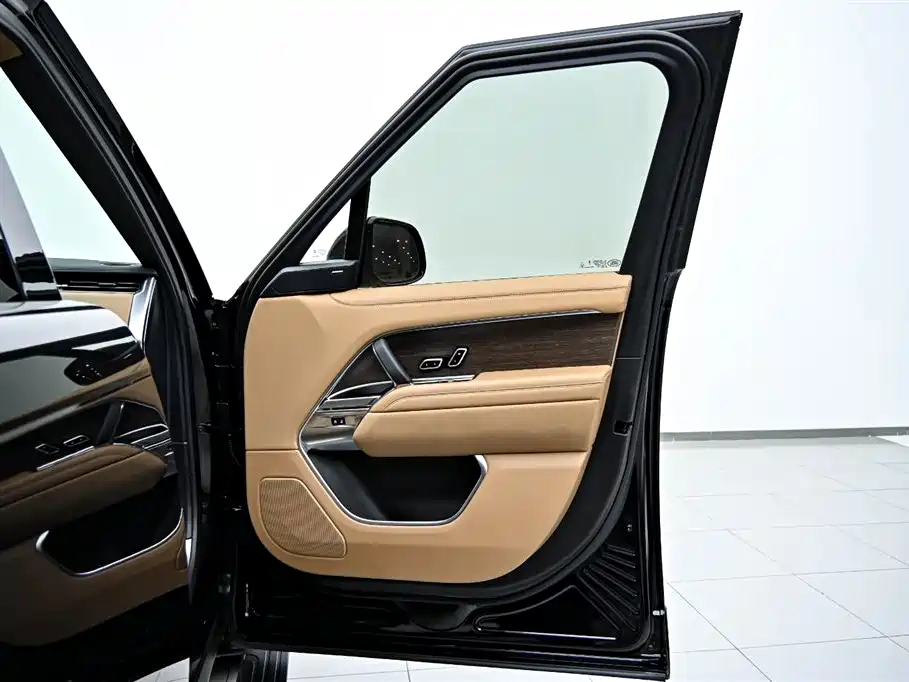 Land Rover Range Rover 2023 3.0 L6 360PS Golden Age Edition фото 21