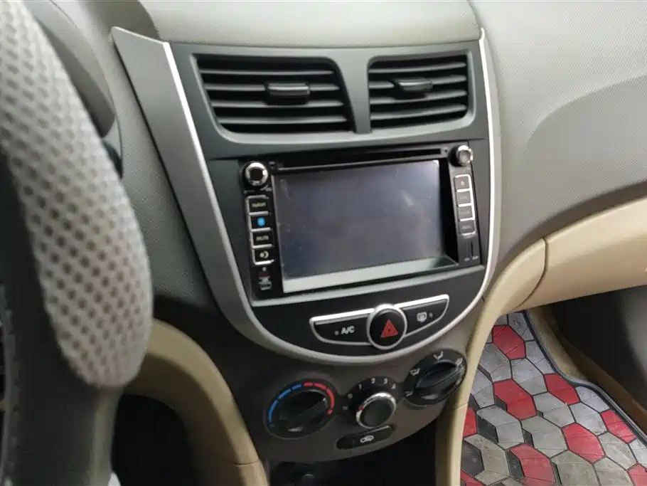Hyundai Verna 2010 Sedan 1.4L Automatic Fashion GT фото 13