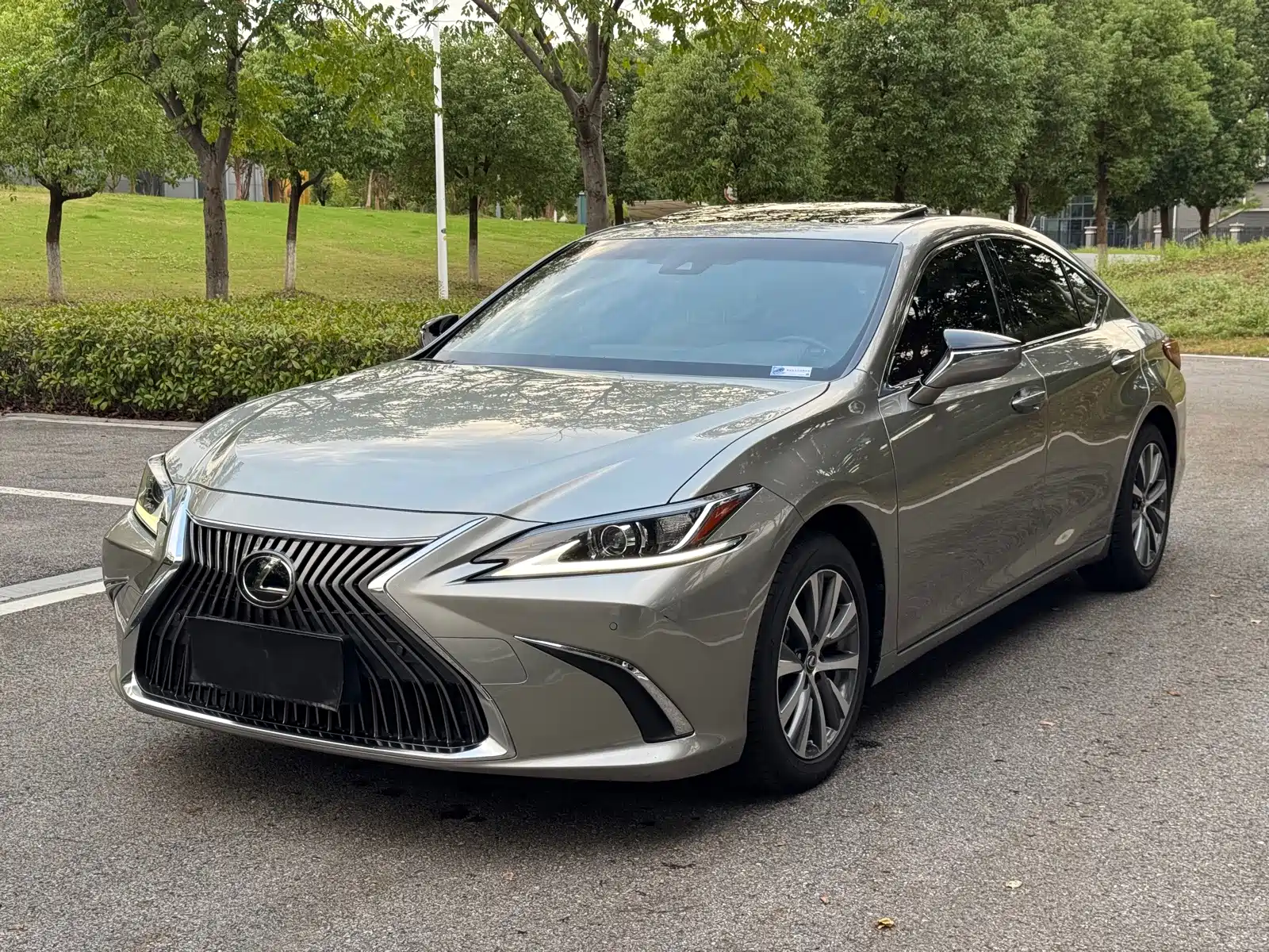 Photo 1 - Lexus ES