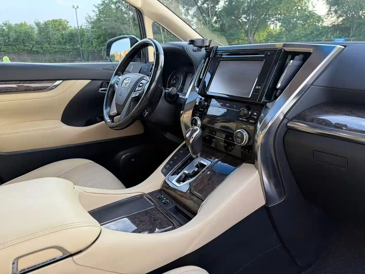 Toyota Alphard 2019 Hybrid 2.5L Premium Edition фото 16