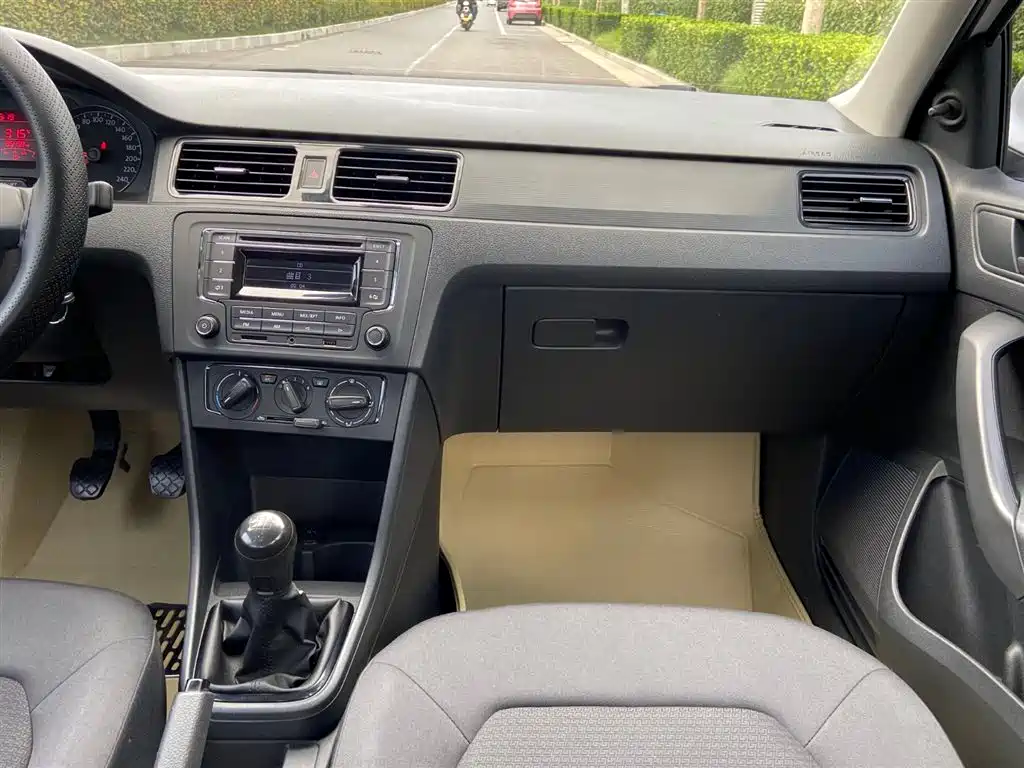 Volkswagen Santana 2013 1.4L Manual Trend Edition фото 9