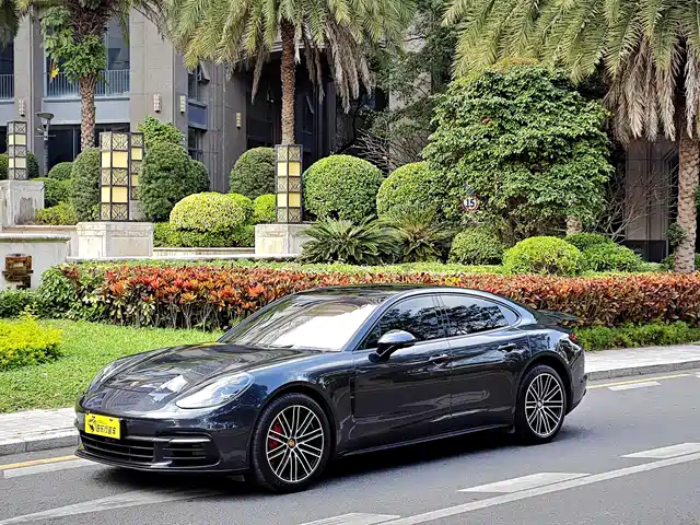 PORSCHE PANAMERA