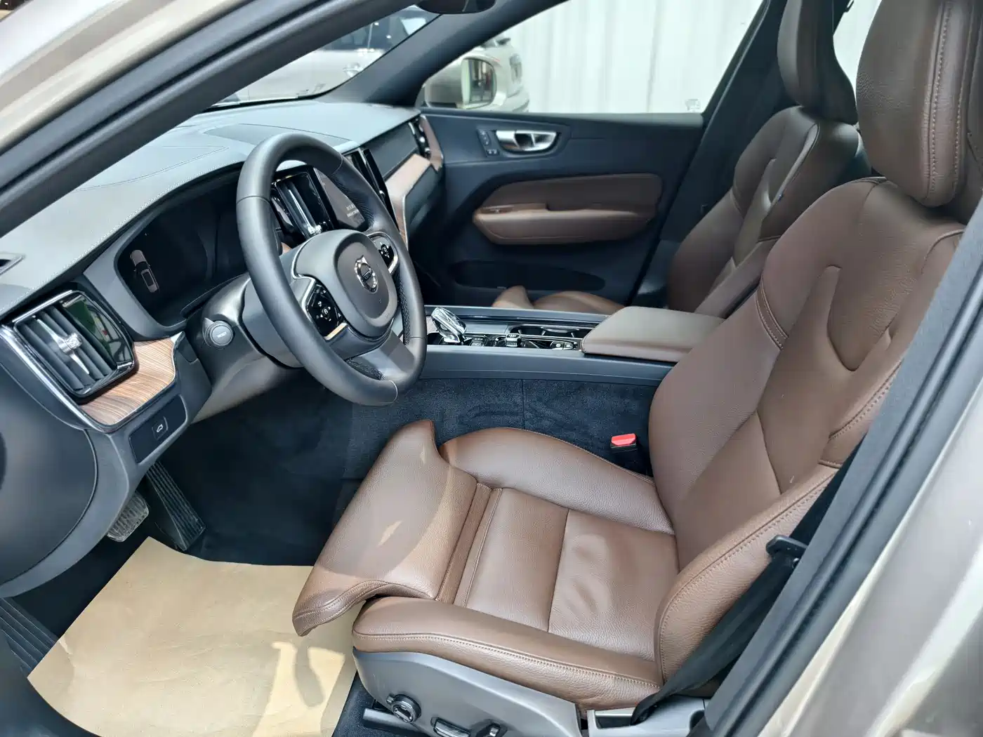 Фото 10 - Volvo XC60