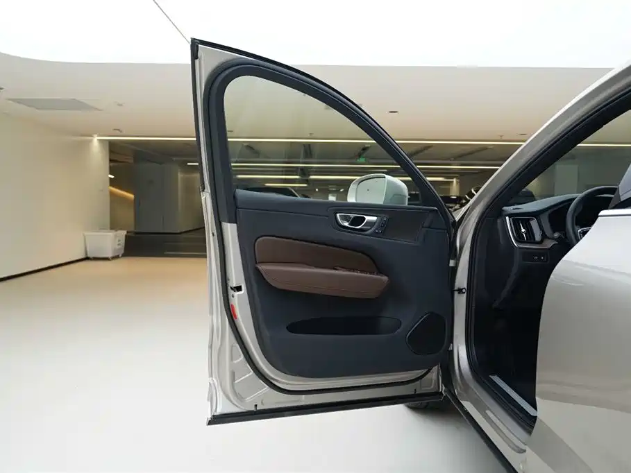 VOLVO XC60 PLUG-IN HYBRID