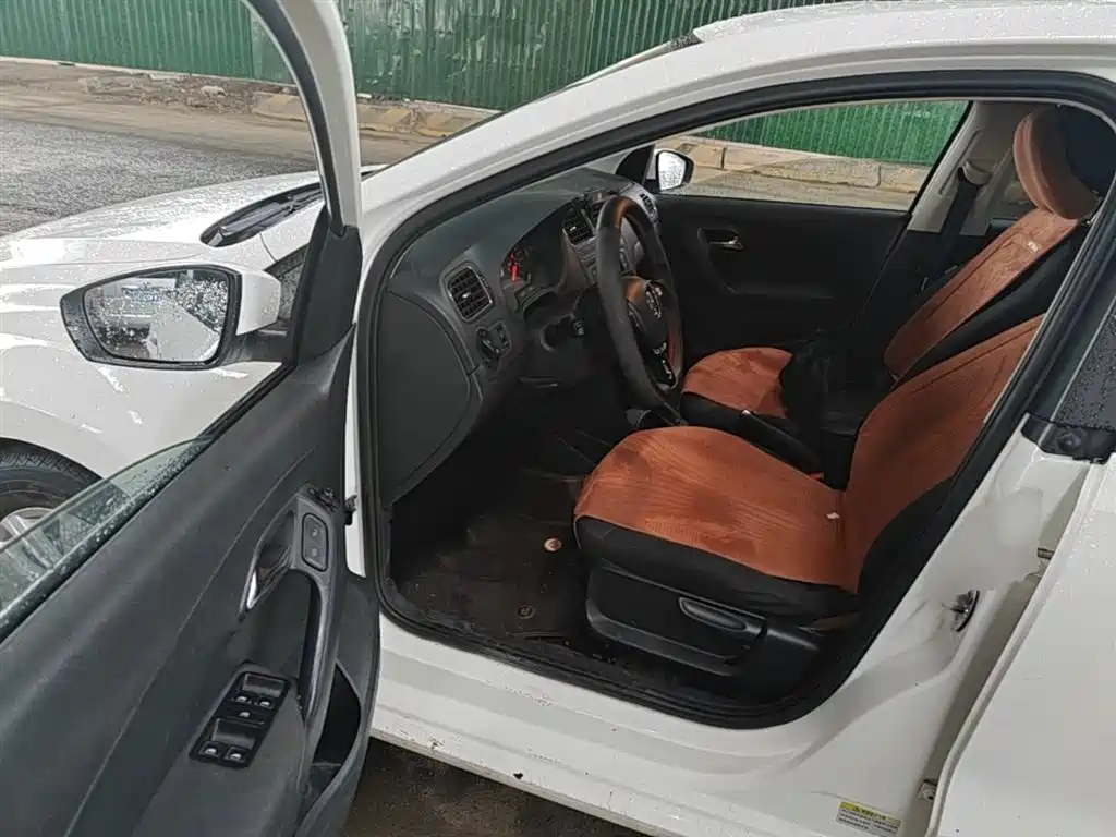 Volkswagen Polo 2016 1.6L Automatic Comfort фото 14