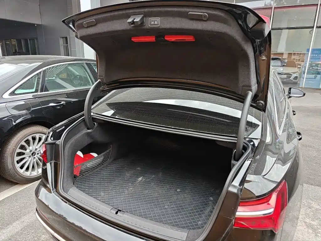 Фото 19 - Audi A6L