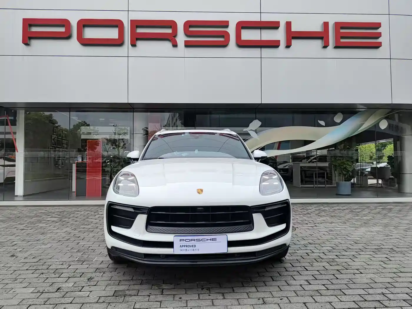 PORSCHE MACAN