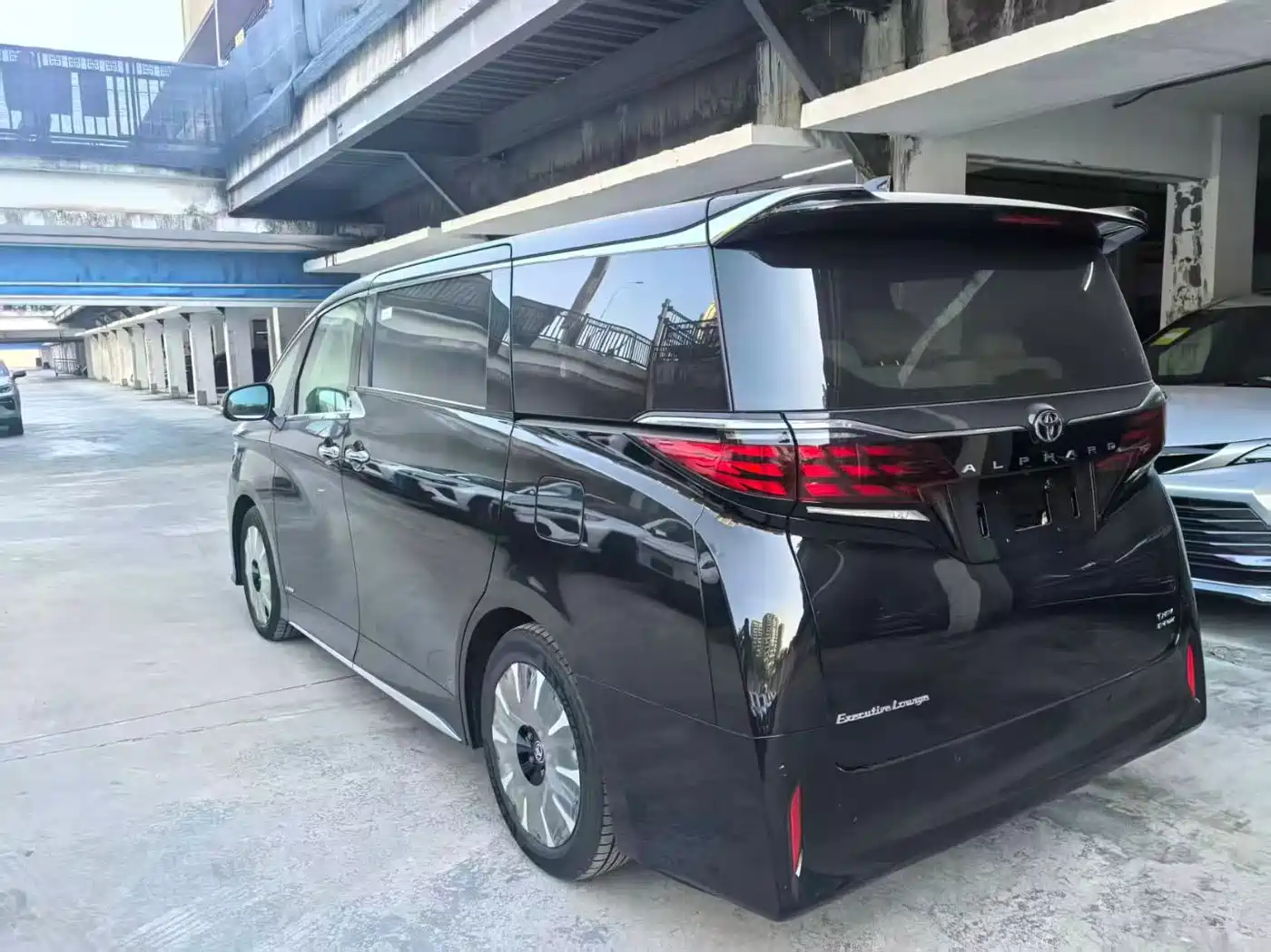 Toyota Alphard 2024 Hybrid 2.5L Ultimate Enjoyment Edition фото 8