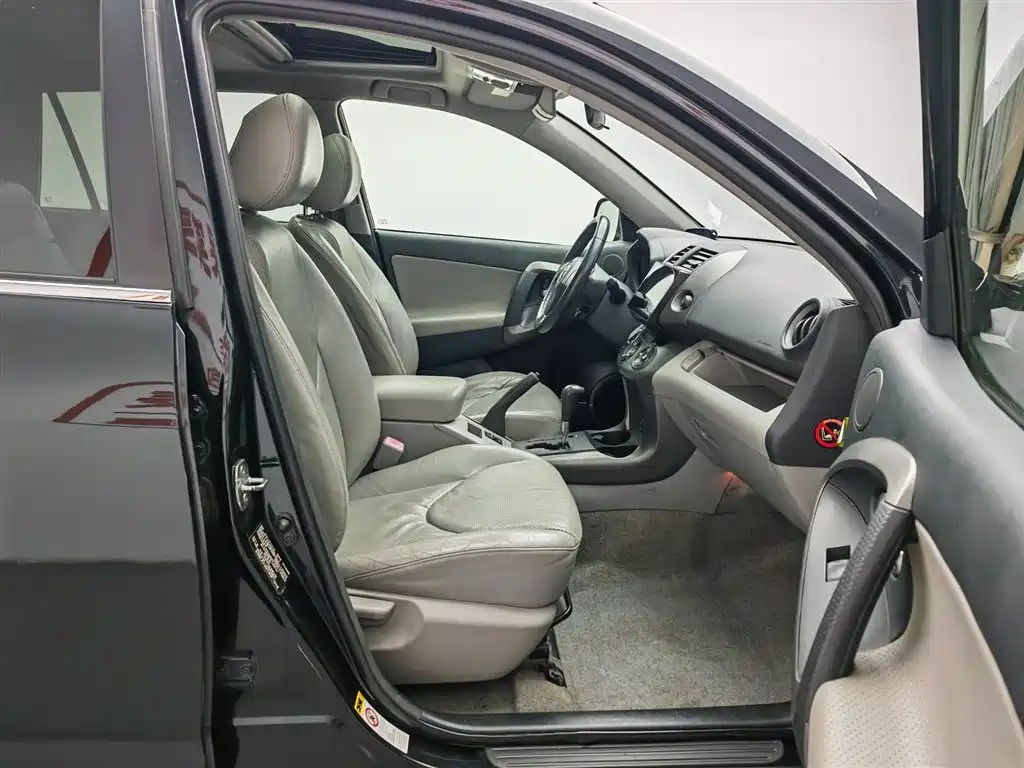 Photo 23 - Toyota RAV4 Rongfang