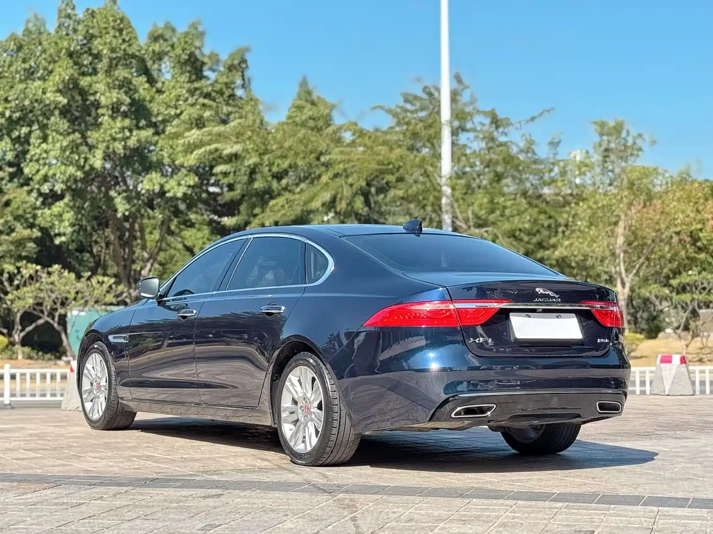 Photo 4 - Jaguar XFL