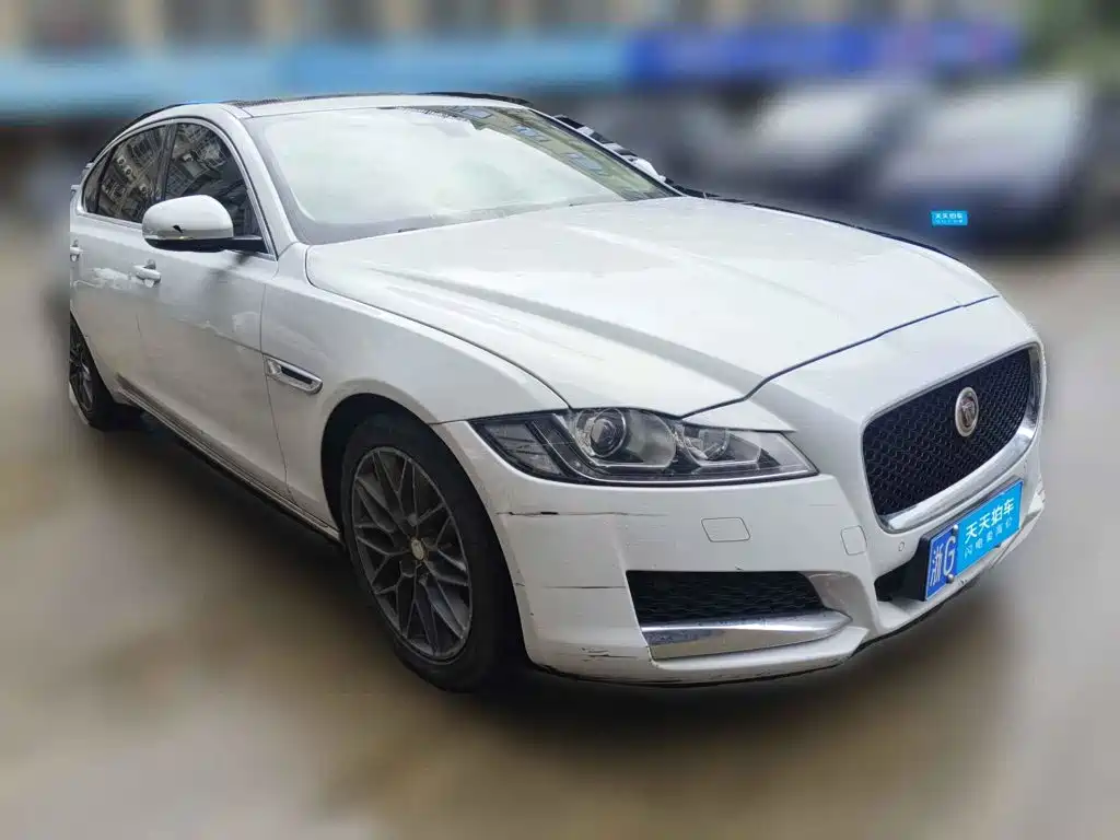 Photo 3 - Jaguar XFL