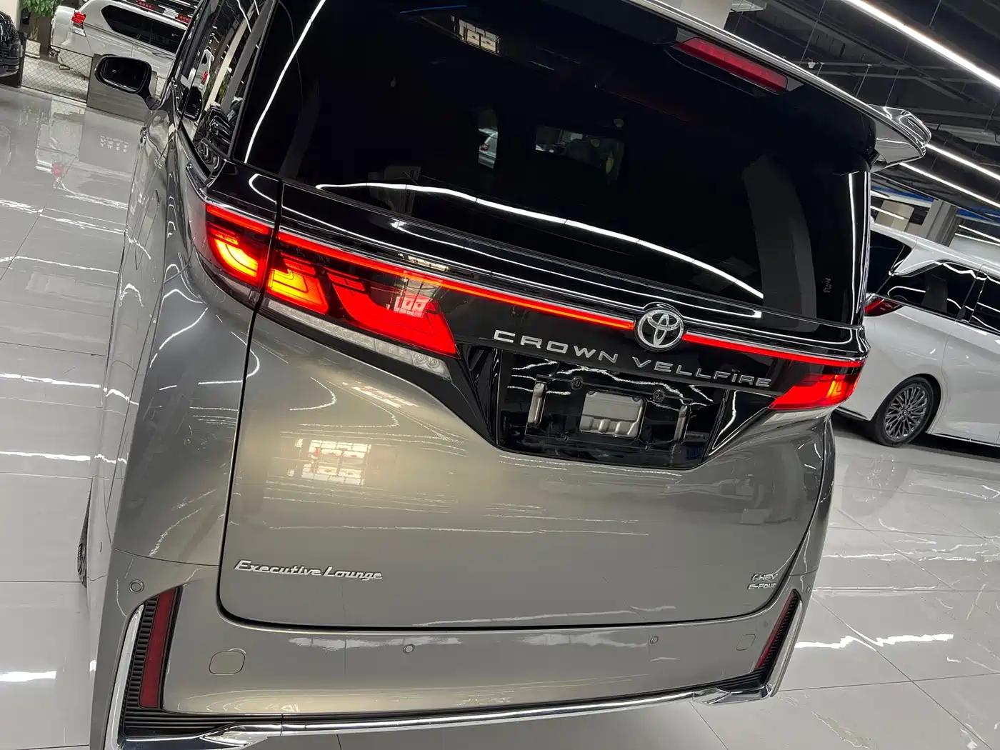Toyota Vellfire 2024 Crown Hybrid 2.5L Executive Premium Edition фото 7