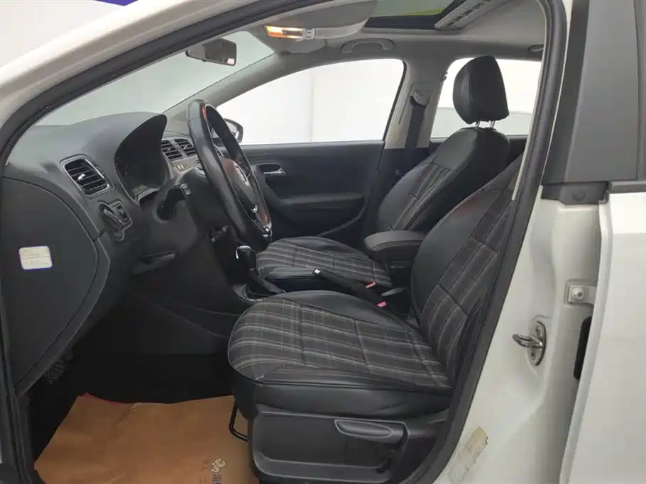 Volkswagen Polo 2016 1.6L Automatic Comfort фото 9