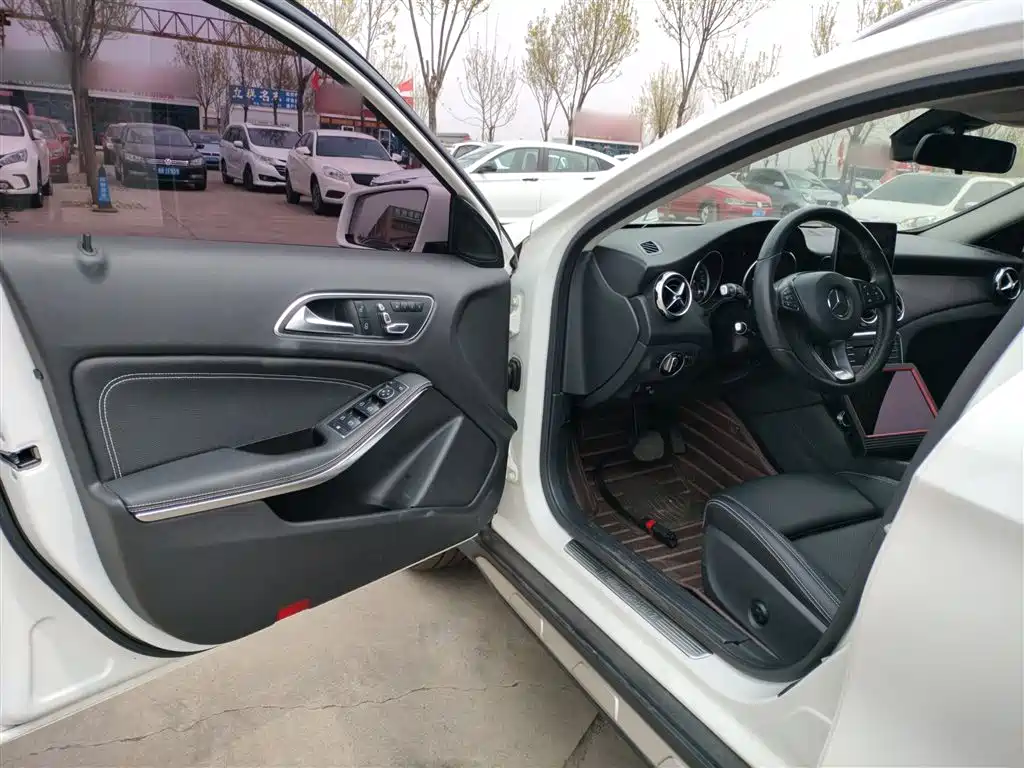 Mercedes-Benz GLA 2017 GLA 200 Dynamic фото 16