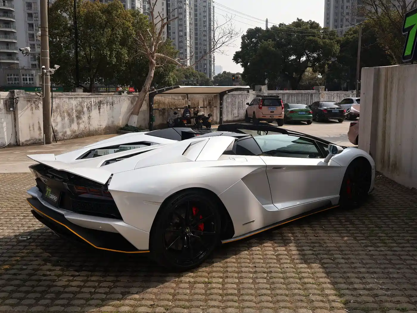 LAMBORGHINI AVENTADOR