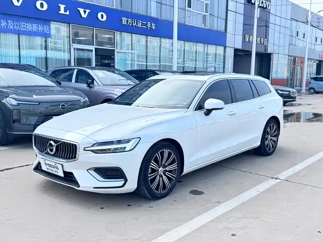 Volvo Volvo V60 2022 B5 Momentum Luxury