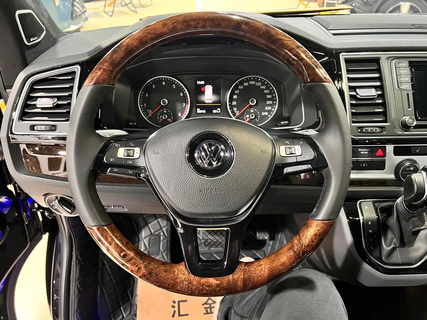 Volkswagen Multivan 2019 2.0TSI 4WD Premium 7-seater фото 8