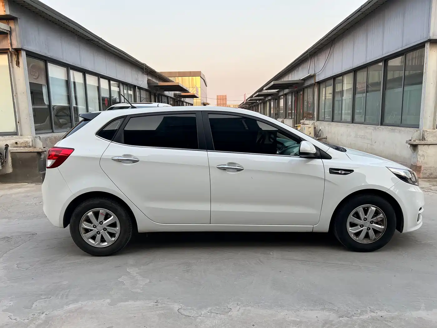Kia K2 2015 Hatchback 1.4L AT GLS Cool Edition фото 13